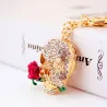 Crâne en cristal doré avec rose - porte-clés