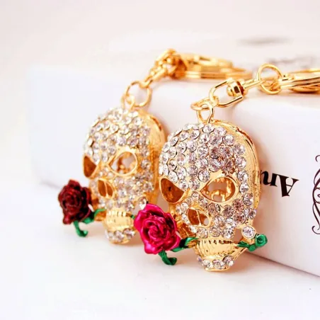 Crâne en cristal doré avec rose - porte-clés