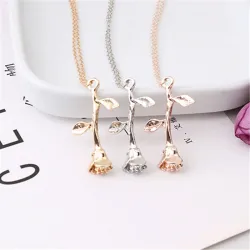 Colar elegante com pingente de rosa