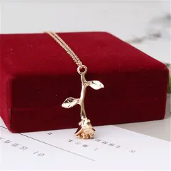 Colar elegante com pingente de rosa