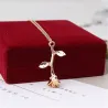 Elegante collana con ciondolo rosa