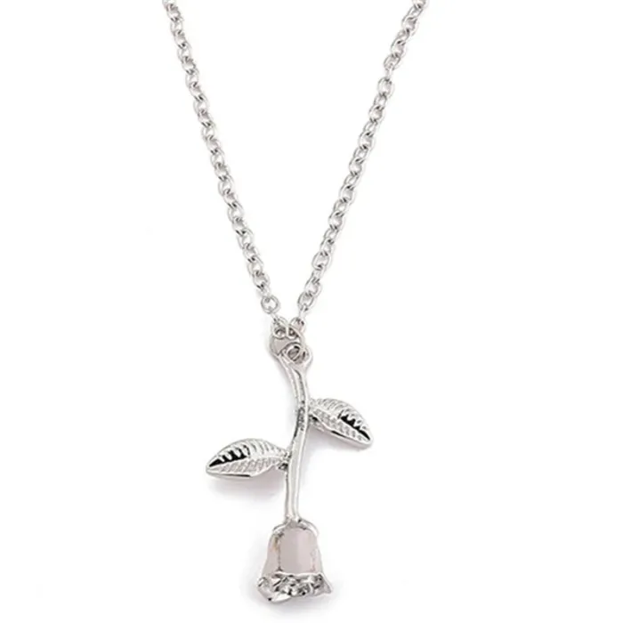 Elegante collana con ciondolo rosa