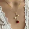 Elegante collana con ciondolo rosa
