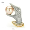 Kristallhand mit einer Perle - elegante Brosche