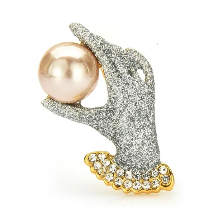 Kristallhand mit einer Perle - elegante Brosche