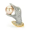 Mão de cristal com uma pérola - broche elegante