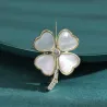 Broche trèfle à quatre feuilles - coquillage / cristal