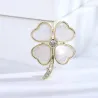 Broche trèfle à quatre feuilles - coquillage / cristal