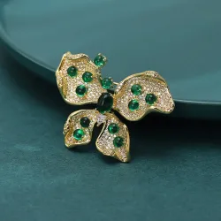 Broche en forme de papillon avec cristaux