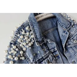 Jaqueta jeans curta - com pérolas decorativas