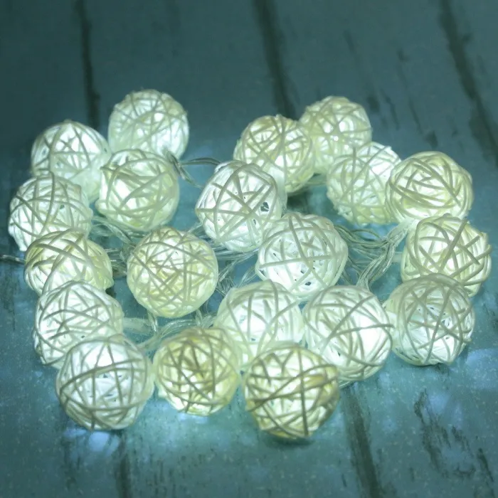 LED string garland - with rattan balls - battery powered - 2.5mChristmas