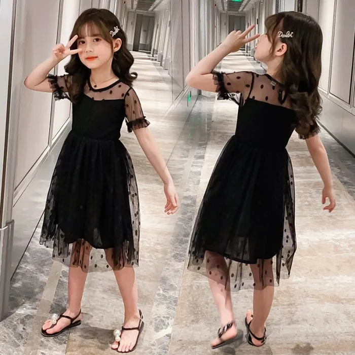 Elegante vestido preto de chiffon com bolinhas