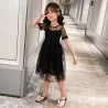 Elegante vestido preto de chiffon com bolinhas