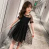 Elegante vestido preto de chiffon com bolinhas