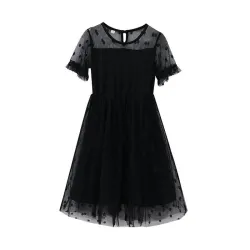 Elegant sort chiffongkjole med prikker