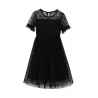 Elegant sort chiffongkjole med prikker