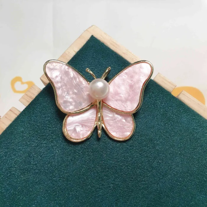 Borboleta de concha com pérola - broche