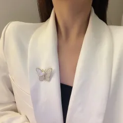 Borboleta de concha com pérola - broche