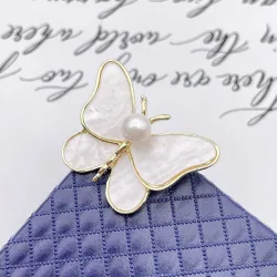 Papillon coquillage blanc - avec une perle - broche