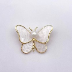 Motyl z białej muszli - z perłą - broszkaBroszki