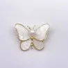 Papillon coquillage blanc - avec une perle - broche