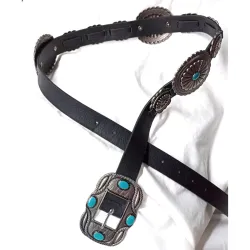 CinturonesCinturón de cuero estilo cowboy - con adornos de metal