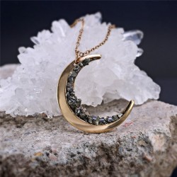 Mondförmiger Anhänger mit zerkleinerten Mineralien – goldene Halskette