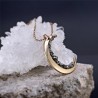 Måneformet vedhæng med knuste mineraler - guld halskæde