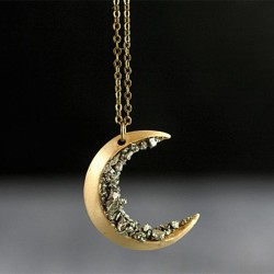 CollarColgante en forma de luna con minerales triturados - collar de oro