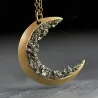 Måneformet vedhæng med knuste mineraler - guld halskæde