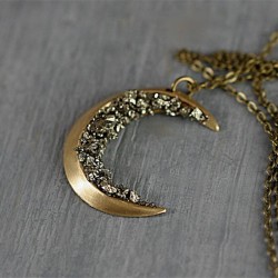 Pingente em forma de lua com minerais triturados - colar de ouro