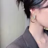 Boucles d'oreilles rondes dorées élégantes - avec opale blanche