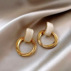 Elegante goldene runde Ohrringe – mit weißem Opal
