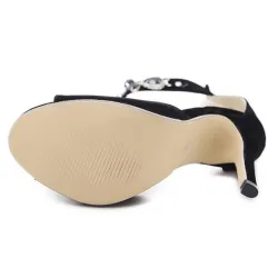 Sexiga högklackade svarta sandaler - med svarta kristaller