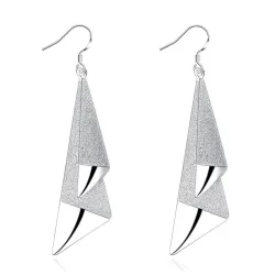 Lunghi orecchini geometrici in argento smerigliato