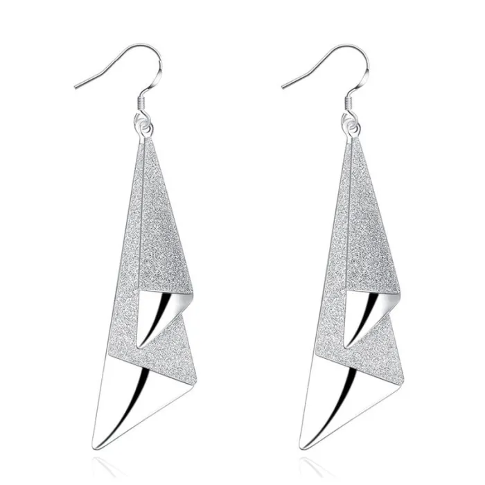 Boucles d'oreilles longues géométriques en argent givré