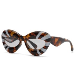 Fashionabla solglasögon - randiga kattögon