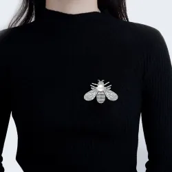 Bieformet sølvbrosje - med perle