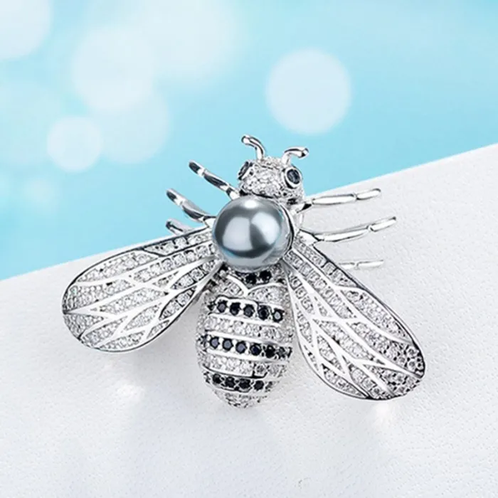 Bieneförmige Silberbrosche – mit einer Perle