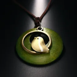 Pendentif en bois avec oiseau - collier corde