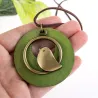 Pendentif en bois avec oiseau - collier corde