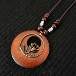 Naszyjnik ze sznurka - z okrągłą drewnianą zawieszką - metalowy liść / kwiat / słońNaszyjniki