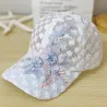 Tynn baseballcaps med blonder - broderte blomster/blader