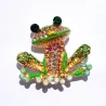 Grenouille en cristal coloré - broche dorée