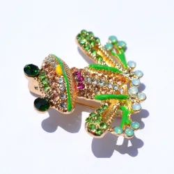 Grenouille en cristal coloré - broche dorée