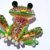 Grenouille en cristal coloré - broche dorée