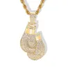 Guantoni da boxe in cristallo con collana