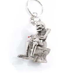 Skeleton istuu wc - kumi avaimenperä