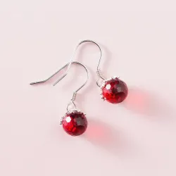 Boule cristal rouge / flocon de neige - boucles d'oreilles