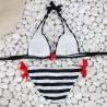 Seksikäs raidallinen bikinisetti